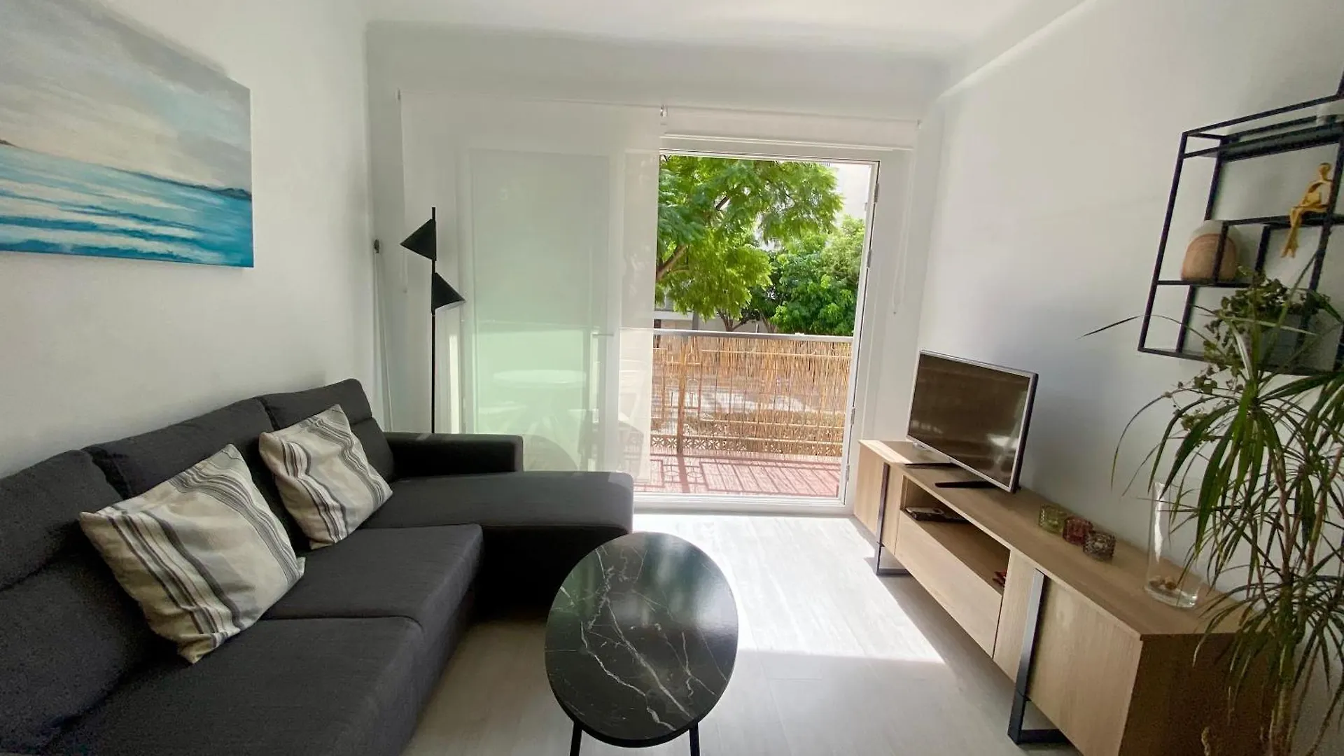 Sunny Apartment Near The Beach. contacts